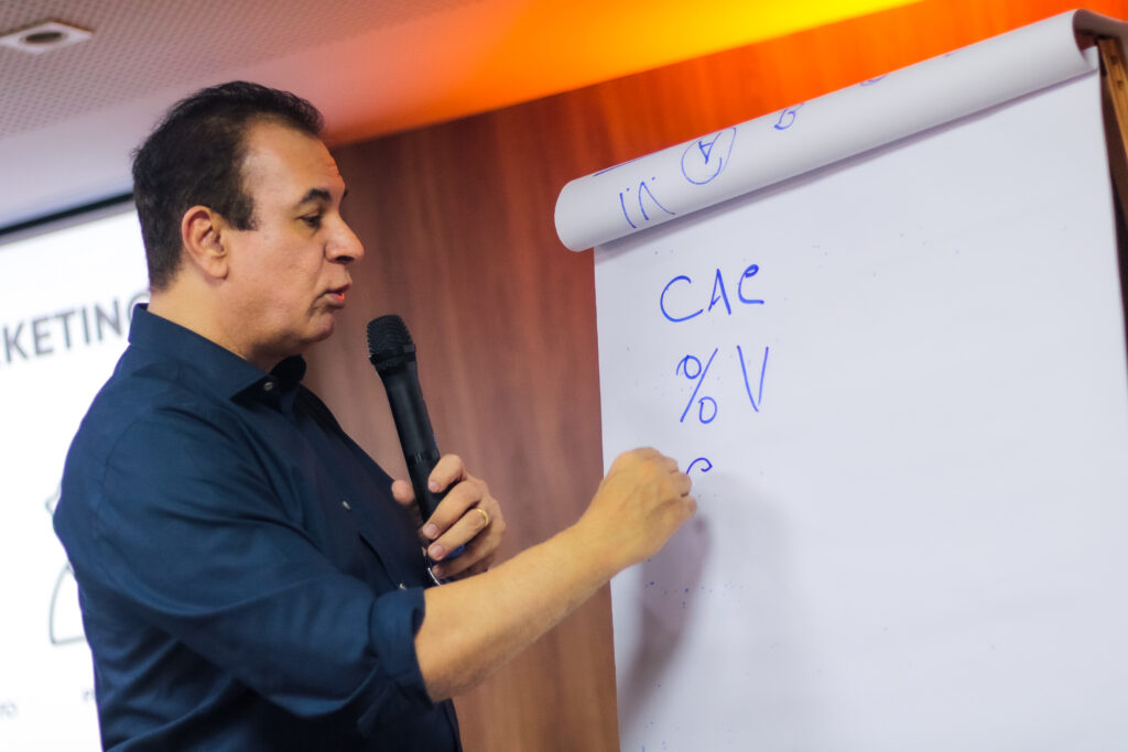 Equipe de vendas reunida aplicando estratégias para aumentar a produtividade