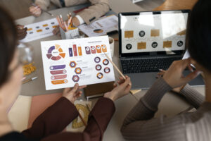 Empresário aplicando estratégias de marketing digital para aumentar vendas