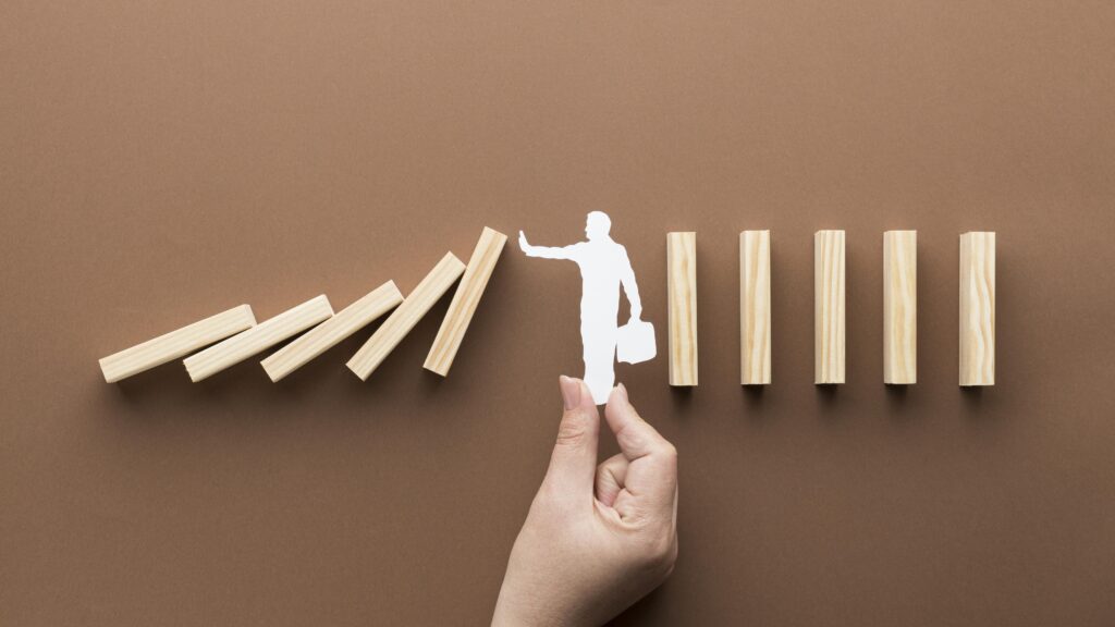 Vendedor conversando com cliente e superando objeções no atendimento