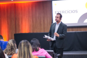 Equipe de vendas comemorando o aumento das vendas da empresa